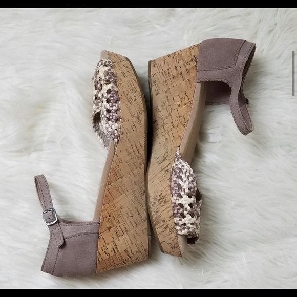 Tom’s Stucco Satin Woven Peep Toe Platform Wedges - Picture 4 of 8